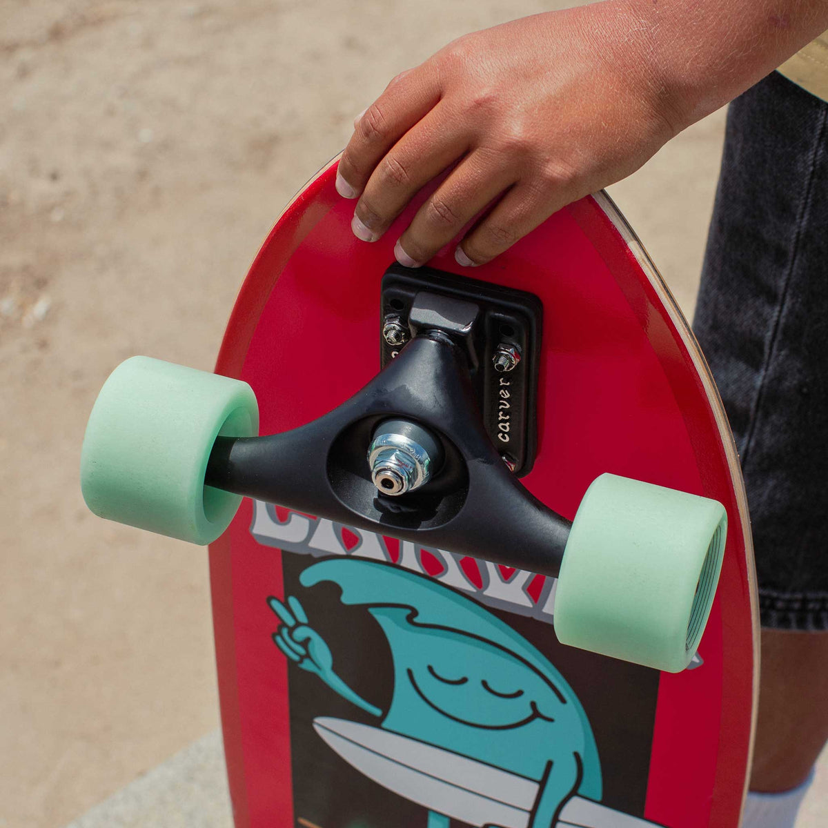 Surfskate Carver Wavy Davy rouge aux roues vertes