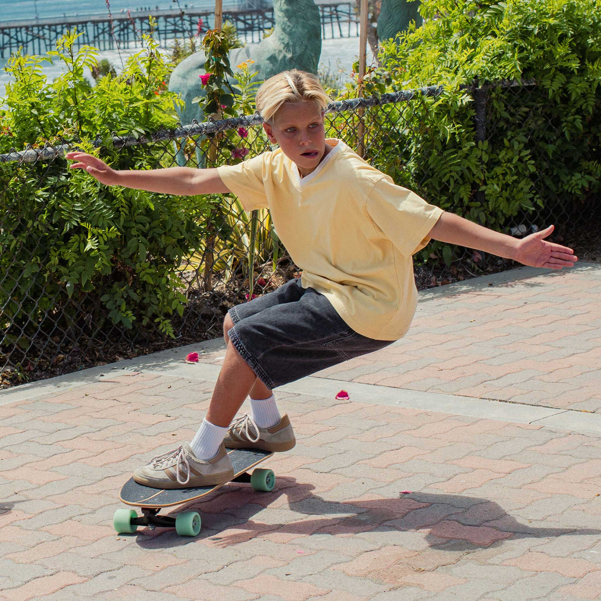 Rider sur un surfskate Carver Wavy Davy
