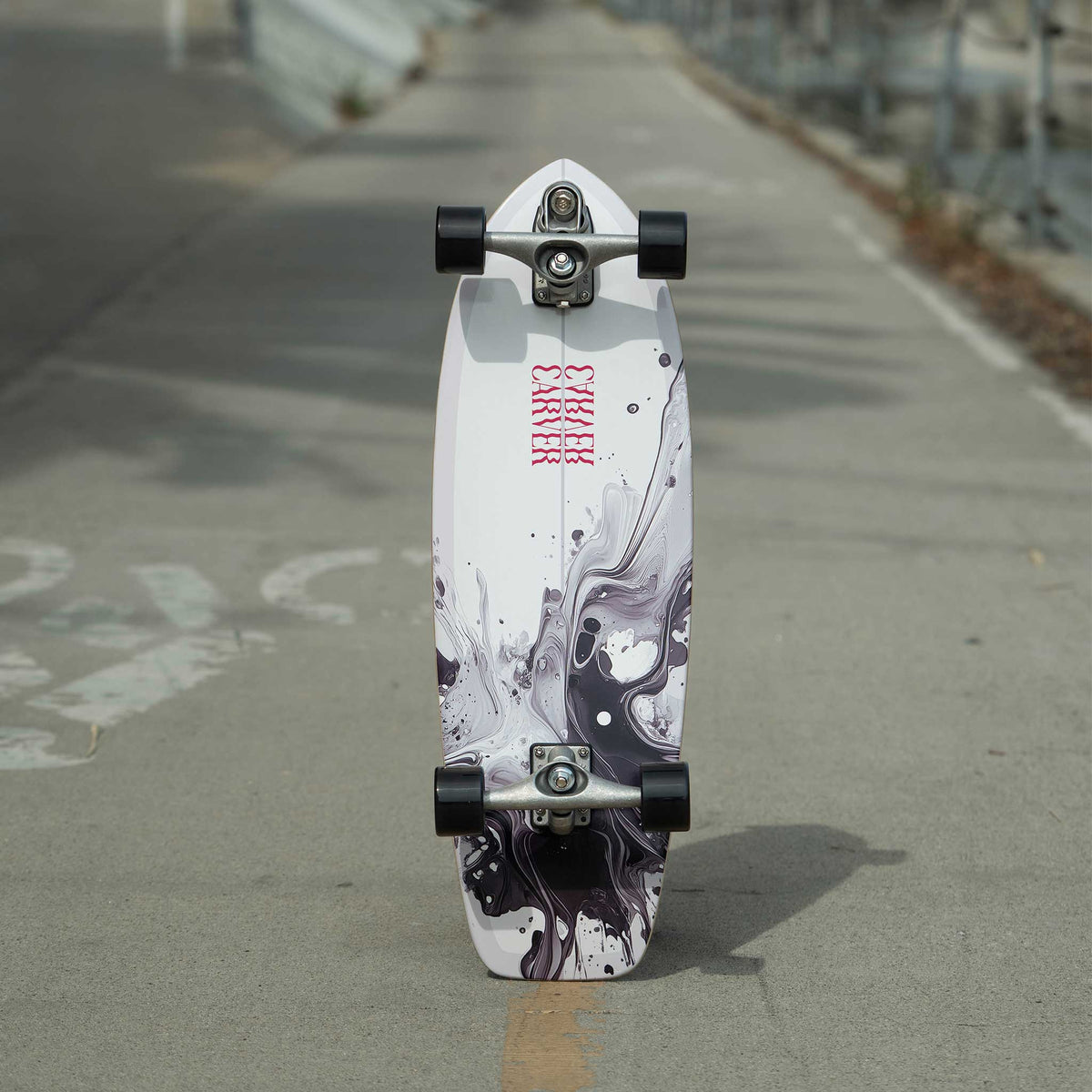 Planche Carver Resin blanche et noire sur béton