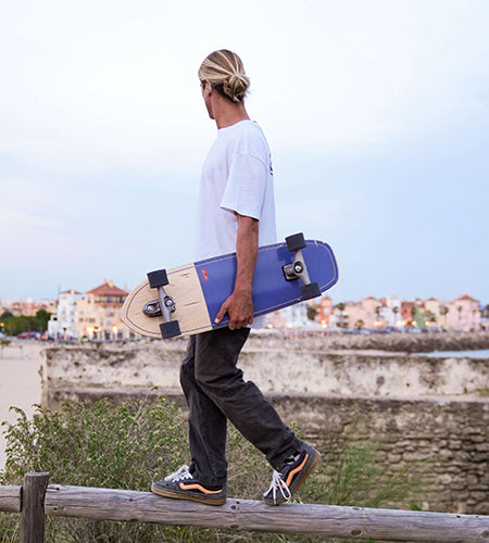 Alberto Morales, rider de la team Carver Europe, surfskateur à Cadix