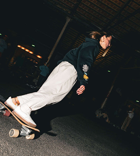 Helena Kazmierczak, rideuse de la team Carver Europe, skateuse à Barcelone
