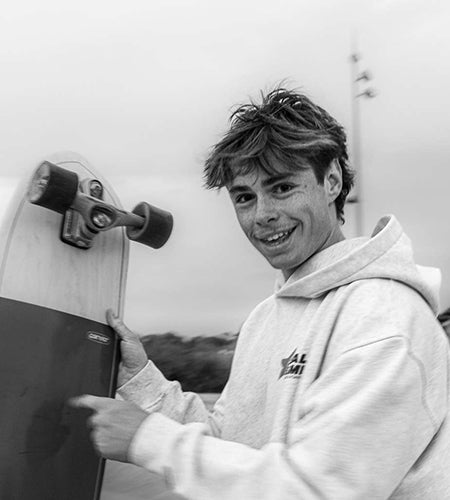 Killian Marc, rider de la team Carver Europe, surfeur entre Bordeaux et les Landes