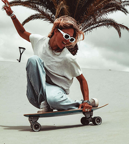Marina Brisset, rideuse française de la team Carver Europe, surfskate et bowl