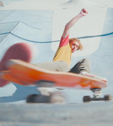 Matthieu Gallo, rider de la team Carver Europe, surfskateur à Saint-Cyr-sur-Mer