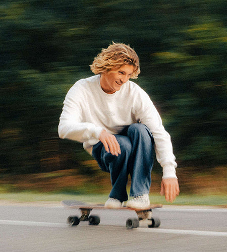 Théo Crouet, rider de la team Carver Europe, surfeur et surfskateur à Hossegor