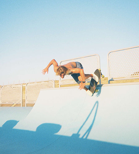 Théo Crouet, rider de la team Carver Europe, surfeur et surfskateur à Hossegor