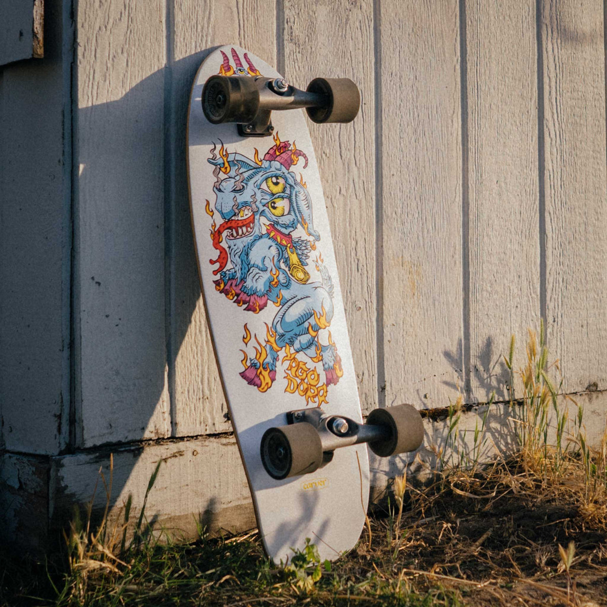 Carver Yago Fire Goat — graphisme du deck, planche posée contre un mur