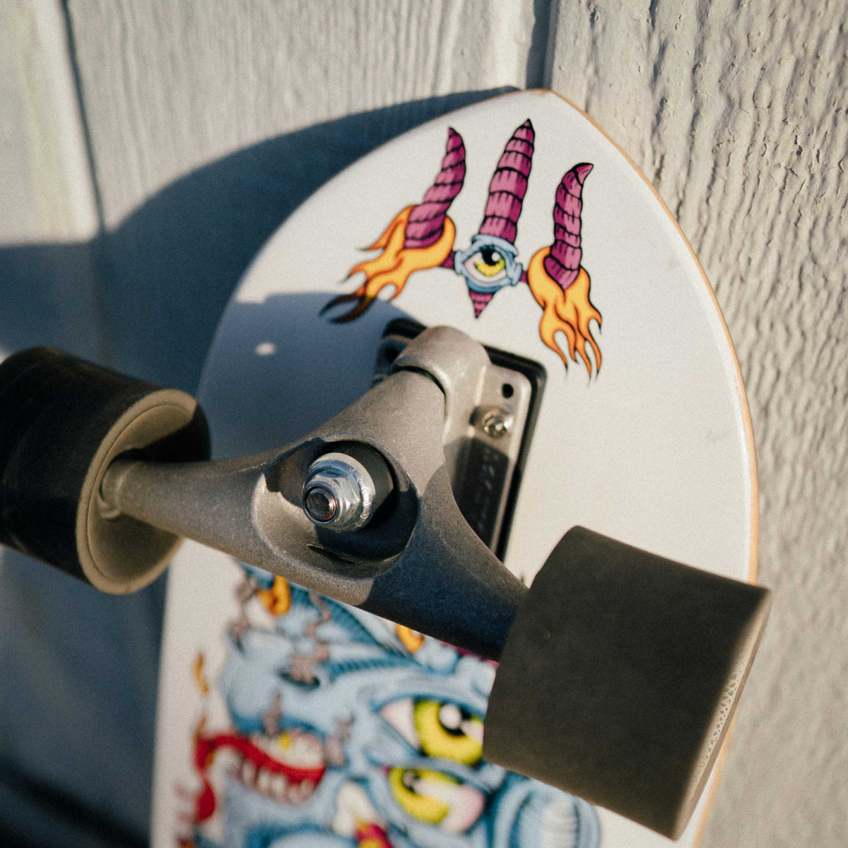 Carver Yago Fire Goat — truck avant et graphisme du nose